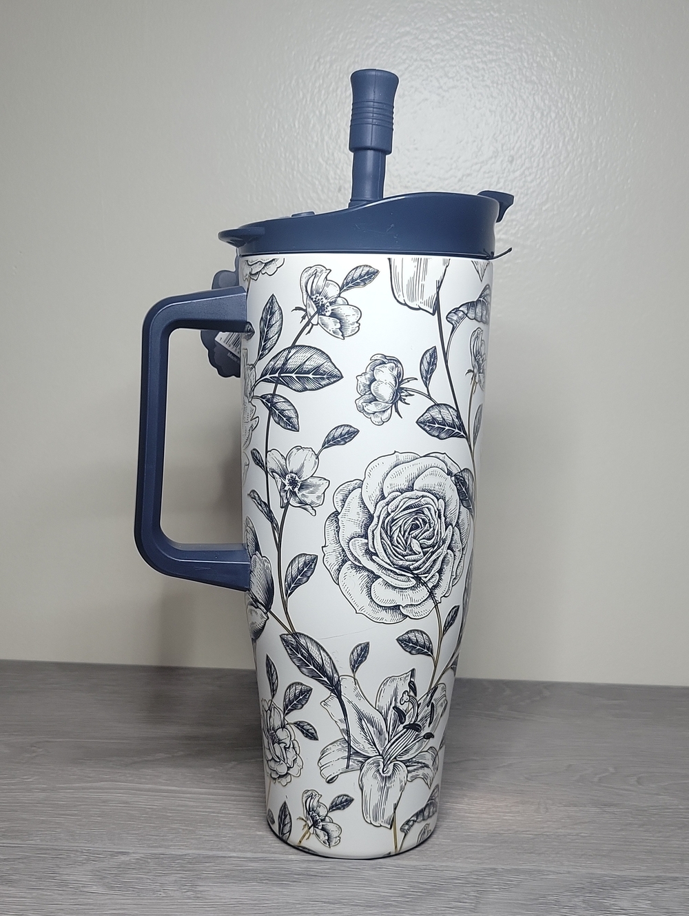 Floral 40 oz Tumbler NWT with Navy Lid & Handle